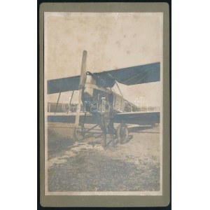 cca 1914-1918 Első világháborús osztrák-magyar repülős fotója, háttérben a gépével, fotó kartonon, a felületén folttal...