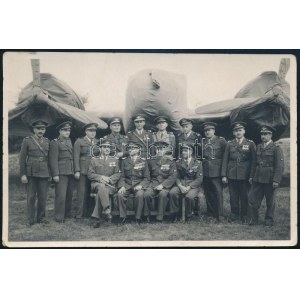 cca 1930-1940 Magyar Királyi Légierő tisztjei pózolnak egy repülőgép előtt, fotó, 9,5x14...