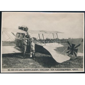 1914-1918 Osztrák-magyar katonai repülőgépbe bombát rakodnak be, sajtófotó, német nyelvű felirattal, 'K.u.K...