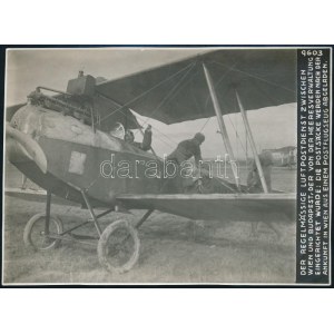 1914-1918 Osztrák-magyar katonai repülőgépből kirakodják a légipostát Bécsben, a Bécs...