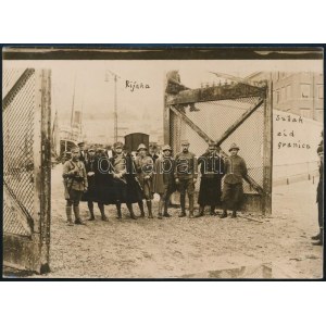 cca 1920 Fiume / Rijeka, katonák a fiumei kikötő bejáratánál, hátoldalon németül feliratozott fotó, 12×16,5 cm ...