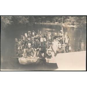 1912 Vízi ünnepély a Bécsújhely melletti Knollteich-en, a katonai akadémia tagjai és családjai csónakokon...