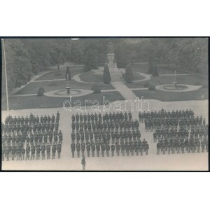 1911 Kivonulás egy gyakorlatra a bécsújhelyi katonai akadémia udvaráról 1911. október 12-én...