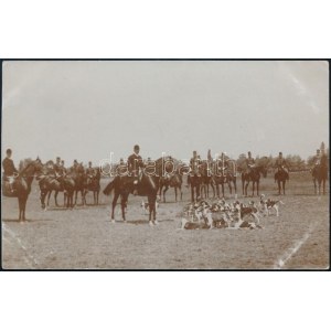 1910 Vadászatra érkező huszárok Kerekegyházánál, hátoldalon feliratozott fotó, 9×14 cm