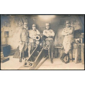 cca 1916 Ágyú egy elhúzható ablakú fedezékházban, magyar katonai kezelőkkel, fotó, 9×13...