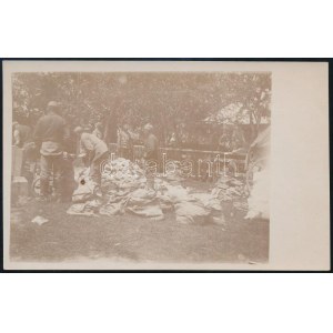 cca 1915 A kötegekben érkezett levelek szétszortírozása a fronton, fotó, 8,5×13,5 cm