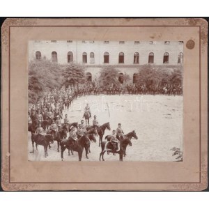cca 1900 Budapest, csendőrlaktanya belső udvara lovasokkal, kartonra kasírozott fotó, sérült karton...