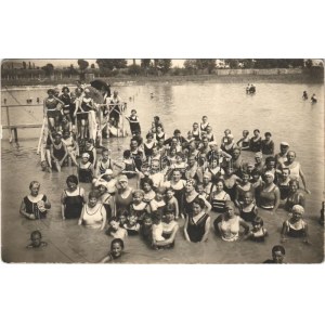 1927 Balatonarács, Arács (Balatonfüred); strand fürdőzőkkel. photo