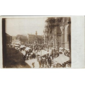 1935 Budapest I. Koronázó Mátyás templom átépítés közben felállványozva, Szentháromság szobor, piac. photo (EK...