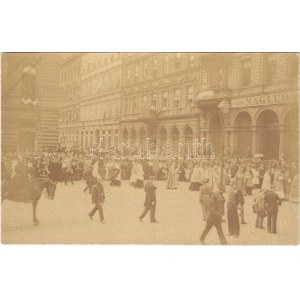1915 Budapest V. Első világháborús könyörgő körmenet papokkal a Nagykorona utcában a Bazilikával szemben, Ifjabb Nagler...