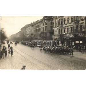 Budapest VIII. József körút, 4-es és 6-os villamos, Eifried J. tapéta és festék üzletek, Olcsó főzelék és konzerv áru...