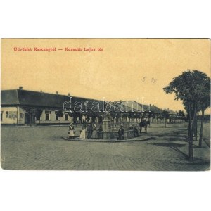 1915 Karcag, Kossuth Lajos tér, Viktória kút, üzlet. Nagy Lajos kiadása. W.L. (?)