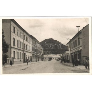 1940 Huszt, Chust, Khust; utca, Vinohradi Városi Takarékpénztár, vár, gyógyszertár, automobil / street, savings bank...