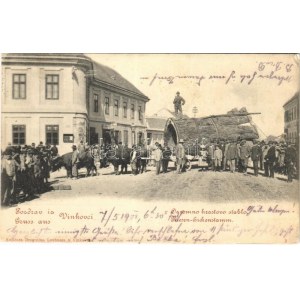 1901 Vinkovce, Vinkovci; utcakép egy kivágott óriás tölgyfa törzsével / Ogromno hrastovo stablo / Riesen-Eichenstamm ...
