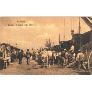Ravenna, Scarico di sacchi nella Darsena / Unloading of bags in the dock, industrial railway
