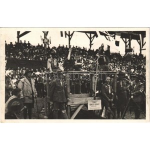 1933 Gödöllő, 4. Cserkész Világdzsembori, Robert Baden-Powell (Bi-Pi) beszédet mond, előtérben a Fehér Szarvas képe ...