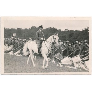1933 Gödöllő, Cserkész Világ Jamboree, Horthy Miklós fehér lovon zászlókat tartó cserkészek előtt / IV. Scout Jamboree...