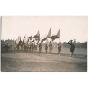 1933 Gödöllő, Cserkész Világ Jamboree: cseh cserkészek zászlós felvonulása / IV. Scout Jamboree...