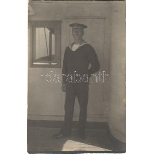 SMS Kaiser Karl VI az Osztrák-Magyar Haditengerészet VI. Károly-osztályú páncélos cirkáló matróza a fedélzeten / K.u.K...