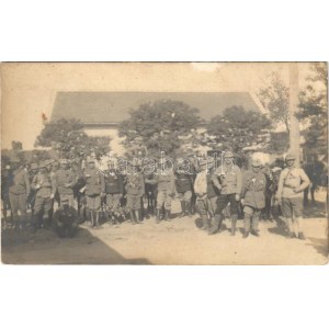 1918 Az őszirózsás forradalom idején készült kép. A katonák a Monarchia egyenruhájában, új sapkarózsával ...
