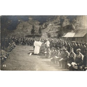 Tölgyesi-szoros (Gyergyótölgyes, Tulghes), első világháborús osztrák-magyar katonák papi áldásosztás közben a táborban ...