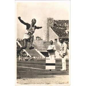 1936 Berlin, Olympische Spiele. Jesse Owens (USA) erringt im Weitsprung die Goldmedaille (Atlantic-Photo) ...