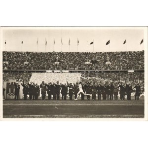 1936 Olympische Spiele Berlin. Der Fackelstaffel-Läufer trifft im Stadion ein (Atlantic-Photo) / 1936 Summer Olympics...