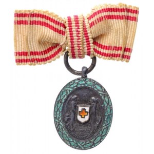 1915. Vörös Kereszt Ezüst Díszérme hadidíszítménnyel kitüntetés miniatűrje csokorszalagon T:2 patina / Hungary 1915...