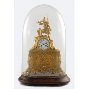 Zegar kominkowy z figurą żołnierza, pod kloszem szklanym