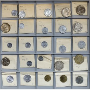 Tablett mit Münzen der Kommunistischen Partei - geprägtes Aluminium, darunter 1966 und 1967, geprägtes Kosciuszko 1966 usw.