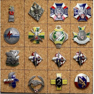 Tray of contemporary regimental badges (16pcs)