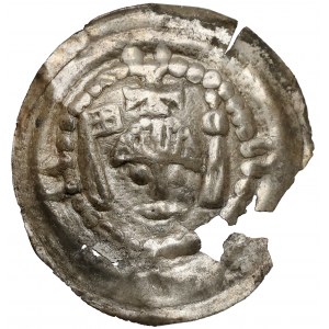 Heinrich I. der Bärtige, Brakteat - Kopf mit Kreuz, zwischen Wimpel und Turm