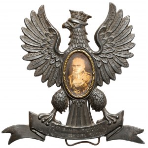Vlastenecká orlice s obrazem Józefa Piłsudského v medailonu