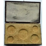 Powstanie Listopadowe, Pamiątka-pudełko na monety z roku 1831, bordowe ze złoceniami