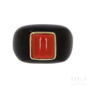 An Art Déco coral and jet ring, 1940s-50s