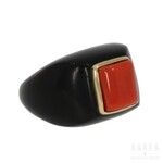 An Art Déco coral and jet ring, 1940s-50s