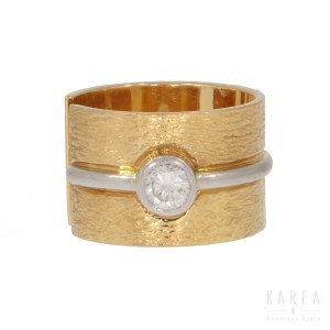 A brilliant cut diamond set ring, contemporary