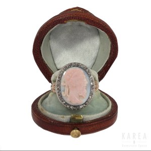 A carved antique style cameo ring, 1st half of 19th century