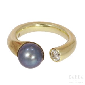 A pearl and diamond ring of abstract design, 20th century