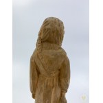 [sztuka ludowa] [rzeźba drewniana] Hulka Anna Dziewczynka z Dzbankiem