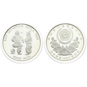 Korea-South 5000 Won 1987 1988 Olympics. Averse: Arms above floral spray. Reverse: Chegi - Kicking. Silver...