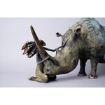 D.Z., Siedząca postać z nosorożcem (Brąz, 38 x 80 x 25 cm)