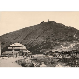 ŚNIEŻKA. Widok góry; fot. niesygn., przed 1945; na verso odręczny opis ołówkiem: Schneekoppe; fot …