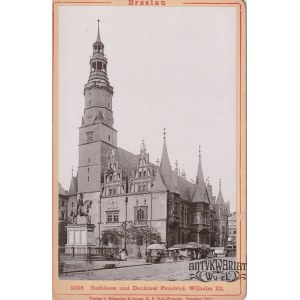 WROCŁAW. Ratusz od strony południowo-zachodniej z pomnikiem Fryderyka Wilhelma III; fot. z teczki …