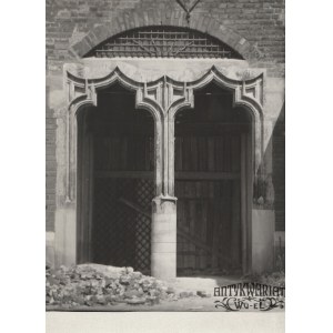 GDAŃSK. Bazylika Mariacka – portal gotycki; fot. Kazimierz Lelewicz, Gdańsk-Wrzeszcz, 1952; na ve …