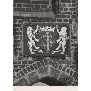 GDAŃSK. Brama Mariacka – zbliżenie na herb Gdańska; fot. Kazimierz Lelewicz, Gdańsk-Wrzeszcz, 195 …