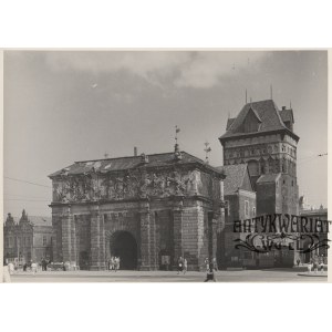 GDAŃSK. Brama Wyżynna z Wieżą Więzienną; fot. Tadeusz Chrzanowski, 1954; na verso pieczęć autora …