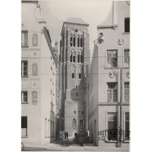 GDAŃSK. Widok z ulicy Długiej na wieżę Mariacką; fot. Tadeusz Chrzanowski, ok. 1954; na verso pie …
