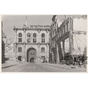 GDAŃSK. Złota Brama przed konserwacją, widziana z ulicy Długiej; fot. Franciszek Habdas, 1945; na …
