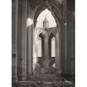 GUBIN (pow. krośnieński). Ruiny kościoła farnego – nawa główna w stronę ołtarza; fot. T. Zalewski …